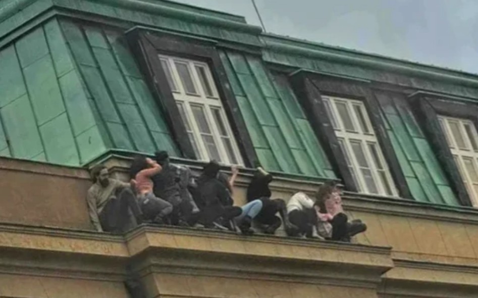 Έλληνας αυτόπτης μάρτυρας για το μακελειό στην Πράγα: «Ο κόσμος άρχισε να τρέχει πανικόβλητος – Από τύχη γλιτώσαμε»