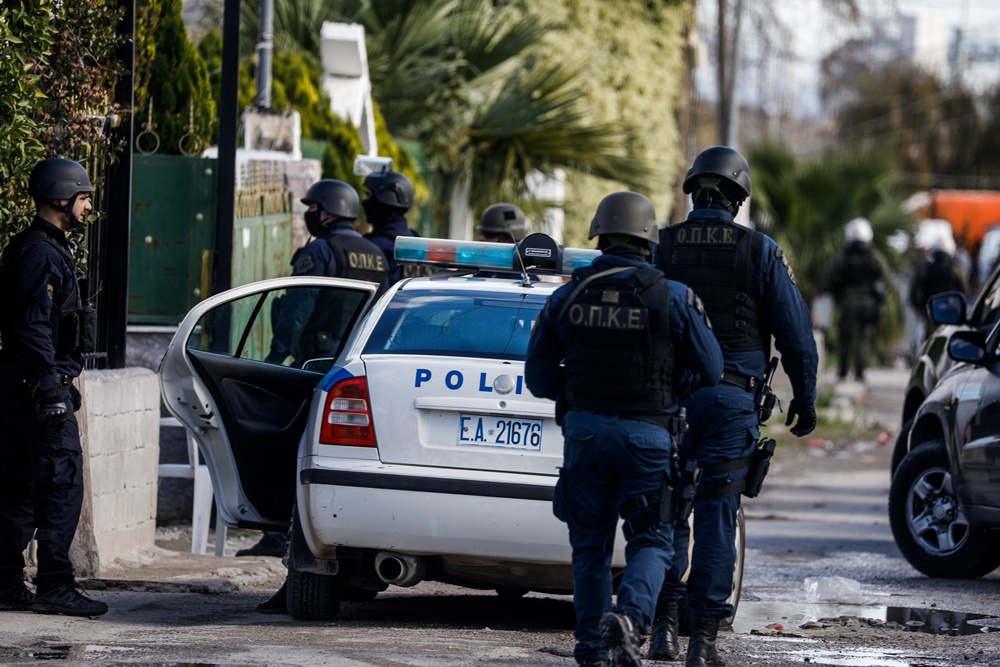 Σε εξέλιξη επιχείρηση της ΕΛ.ΑΣ. στα Μέγαρα για τον Ρομά που πυροβολεί στον αέρα με οπλοπολυβόλο δίπλα σε σπίτια