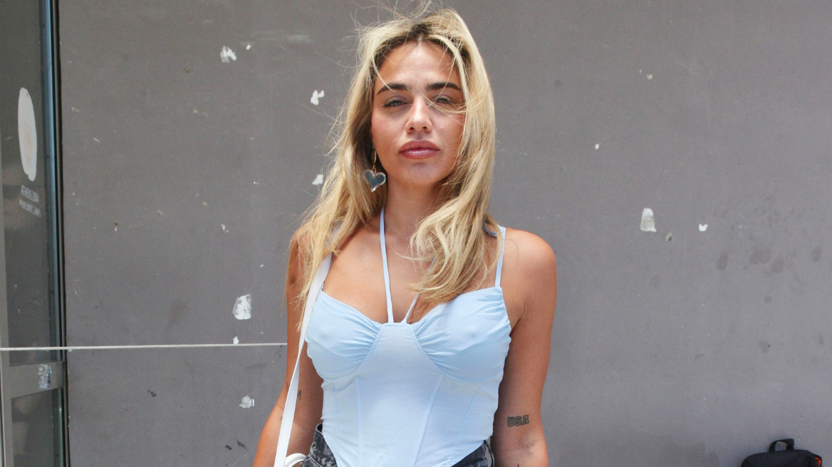 Η Κ.Μεταξά ντύθηκε Άγιος Βασίλης και βγήκε για βόλτα στη Γλυφάδα – «Αν με πετύχεις, παίρνεις ένα δώρο»