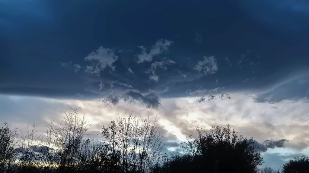 Καιρός: Άνοδος της θερμοκρασίας και τοπικές βροχές σήμερα