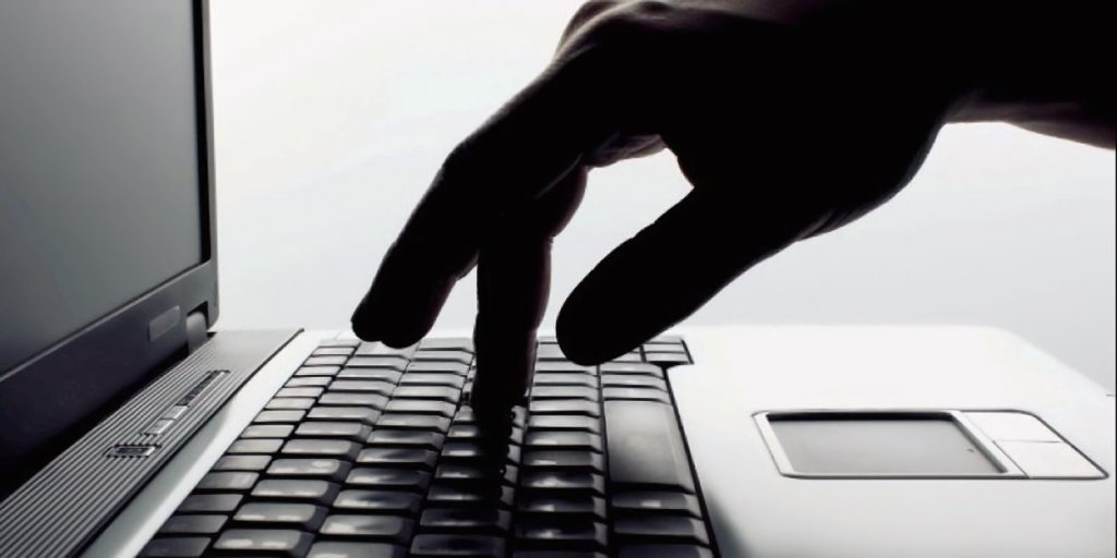 Με ποιους τρόπους υποκλέπτουν οι επιτήδειοι τους τραπεζικούς λογαριασμούς από τα κινητά