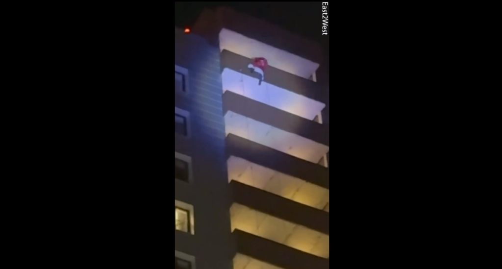 Ρωσία: Νεαρός σκοτώθηκε προσπαθώντας να κατέβει από κτήριο 24 ορόφων ντυμένος Άγιος Βασίλης (βίντεο)