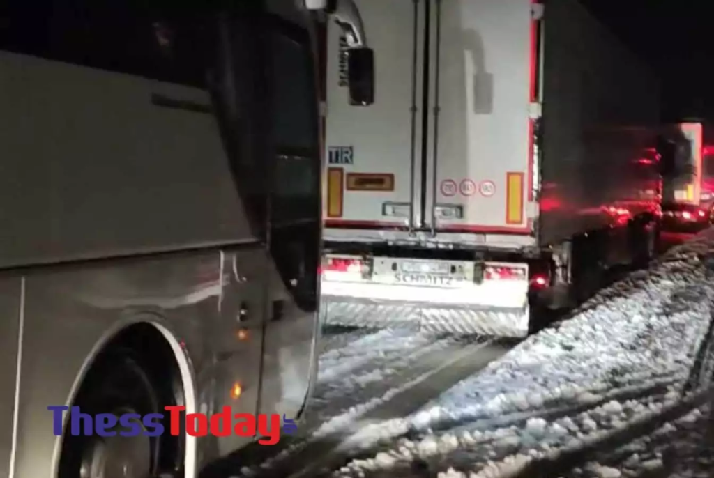 Θεσσαλονικείς «κόλλησαν» στα χιόνια για ώρες στον δρόμο από Πράγα προς Βιέννη – «Κινδυνεύουμε» (βίντεο)