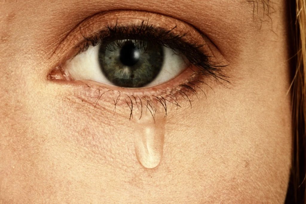 Νέα μελέτη: Τα ανθρώπινα δάκρυα έχουν μια ουσία που αμβλύνει την επιθετικότητα