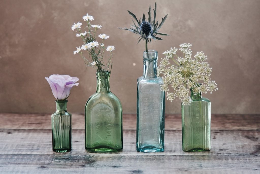 Πώς να μένουν τα λουλούδια στα βάζα φρέσκα για περισσότερο (βίντεο)