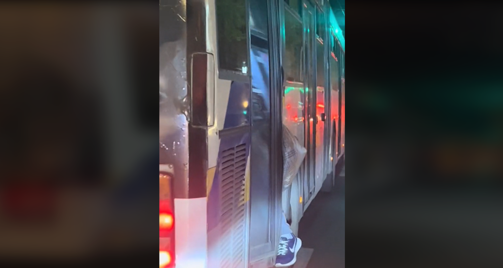 Βίντεο: Λεωφορείο κινείται έχοντας κλείσει το πόδι ενός επιβάτη στην… πόρτα