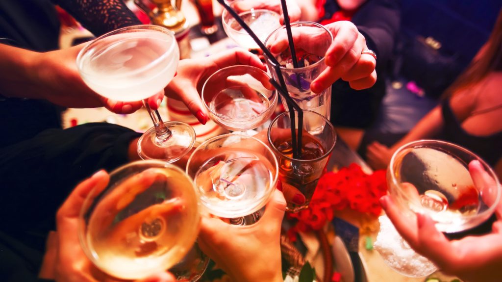 Ποτά «μπόμπες»: Πώς θα τα ξεχωρίσετε – Τι συμπτώματα προκαλούν