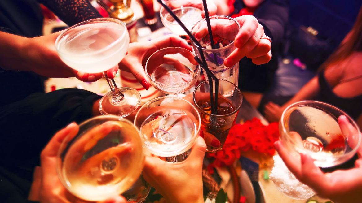 Ποτά «μπόμπες»: Πώς θα τα ξεχωρίσετε – Τι συμπτώματα προκαλούν