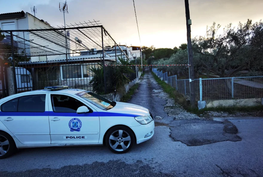 Έγκλημα στα Καλύβια – Γείτονες 71χρονου: «Τσακώνονταν συνέχεια – Είχαν προβλήματα και ακούγαμε συχνά φωνές»