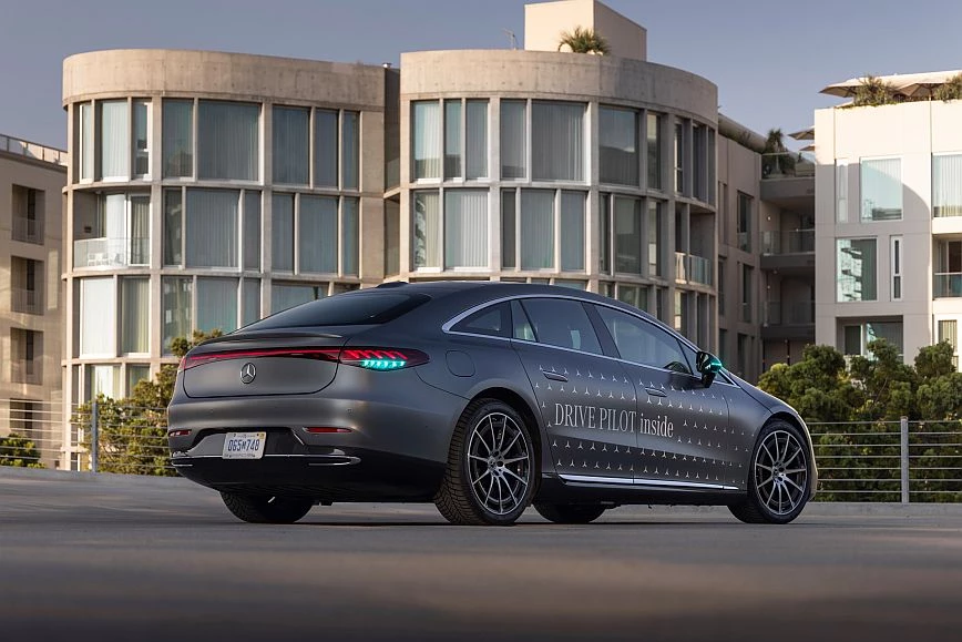 Τα αυτόνομα οχήματα της Mercedes-Benz θα έχουν τιρκουάζ φλας (φώτο)