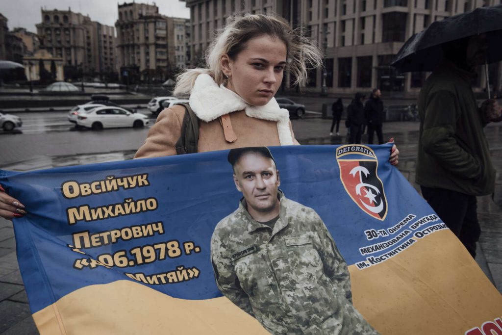 Μεγάλη συγκέντρωση συγγενών Ουκρανών στρατιωτών στο Κίεβο: Απαιτούν να μάθουν για την τύχη τους