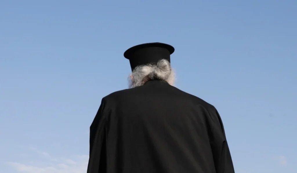 Αίγιο: Χειροπέδες ξανά στον ψευδοεπίσκοπο – Καταράστηκε όσους τον «πολεμούν» και ζητούσε να πάρουν τα όπλα κατά δικαστών και δικηγόρων