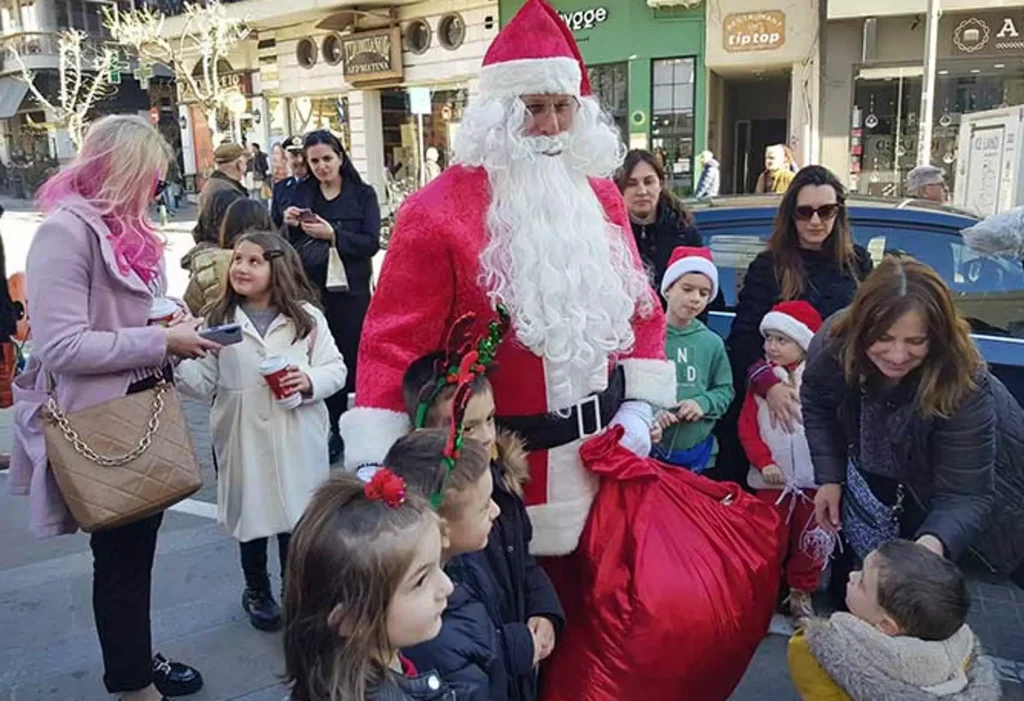 Κοζάνη: Ο Άγιος Βασίλης κατέφθασε στο κέντρο της πόλης με… περιπολικό και μοίρασε δώρα σε παιδιά