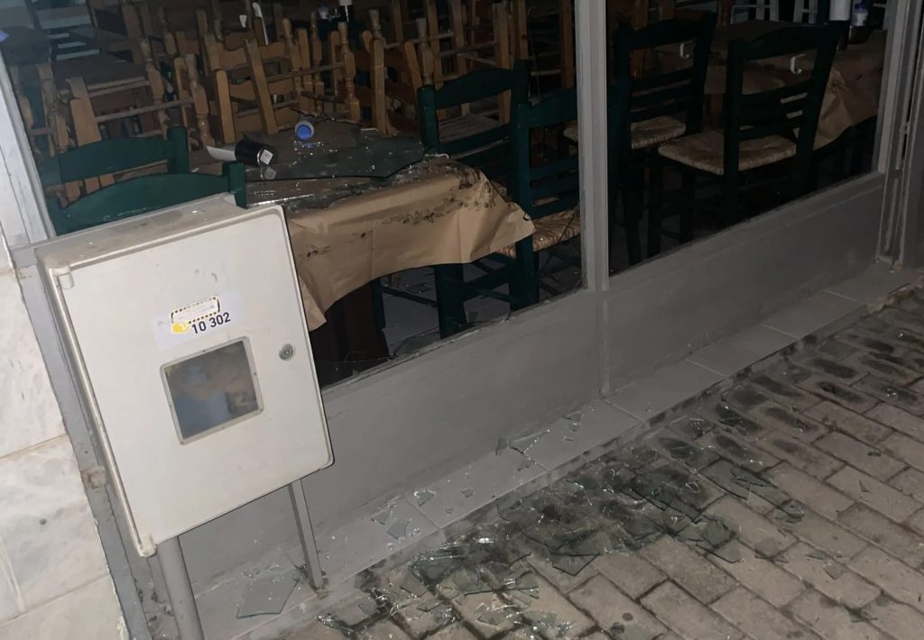 Βόλος: Μεθυσμένος τα έσπασε όλα σε τσιπουράδικο με όπλο το… κράνος του