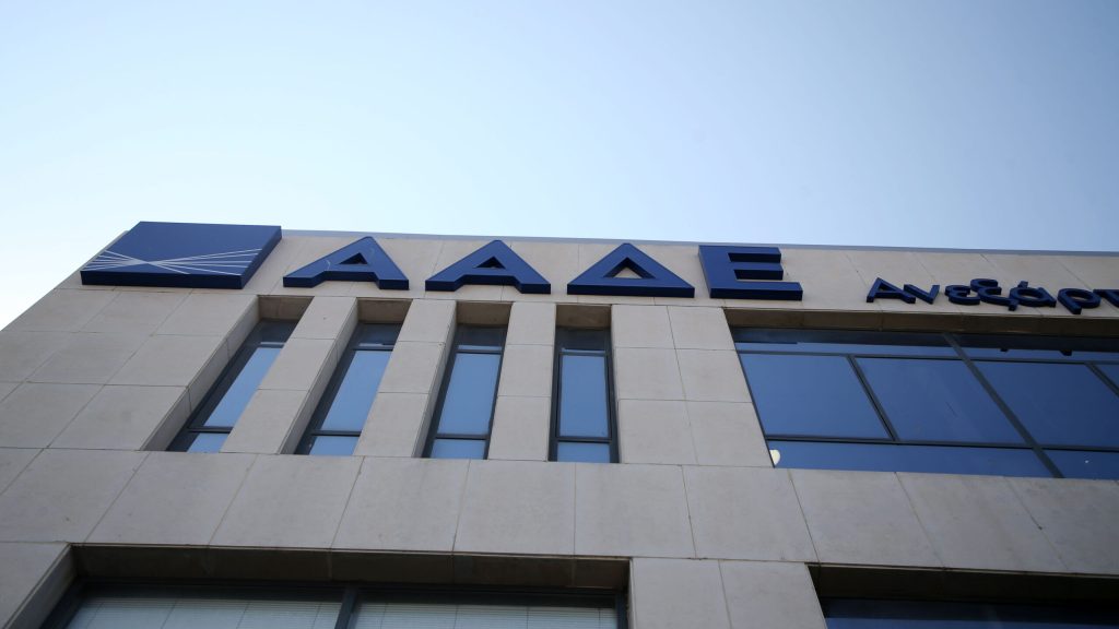 ΑΑΔΕ: Δεσμεύτηκαν πάνω από 15.000 φιάλες αλκοόλ με παραποιημένες συσκευασίες στο λιμάνι του Πειραιά