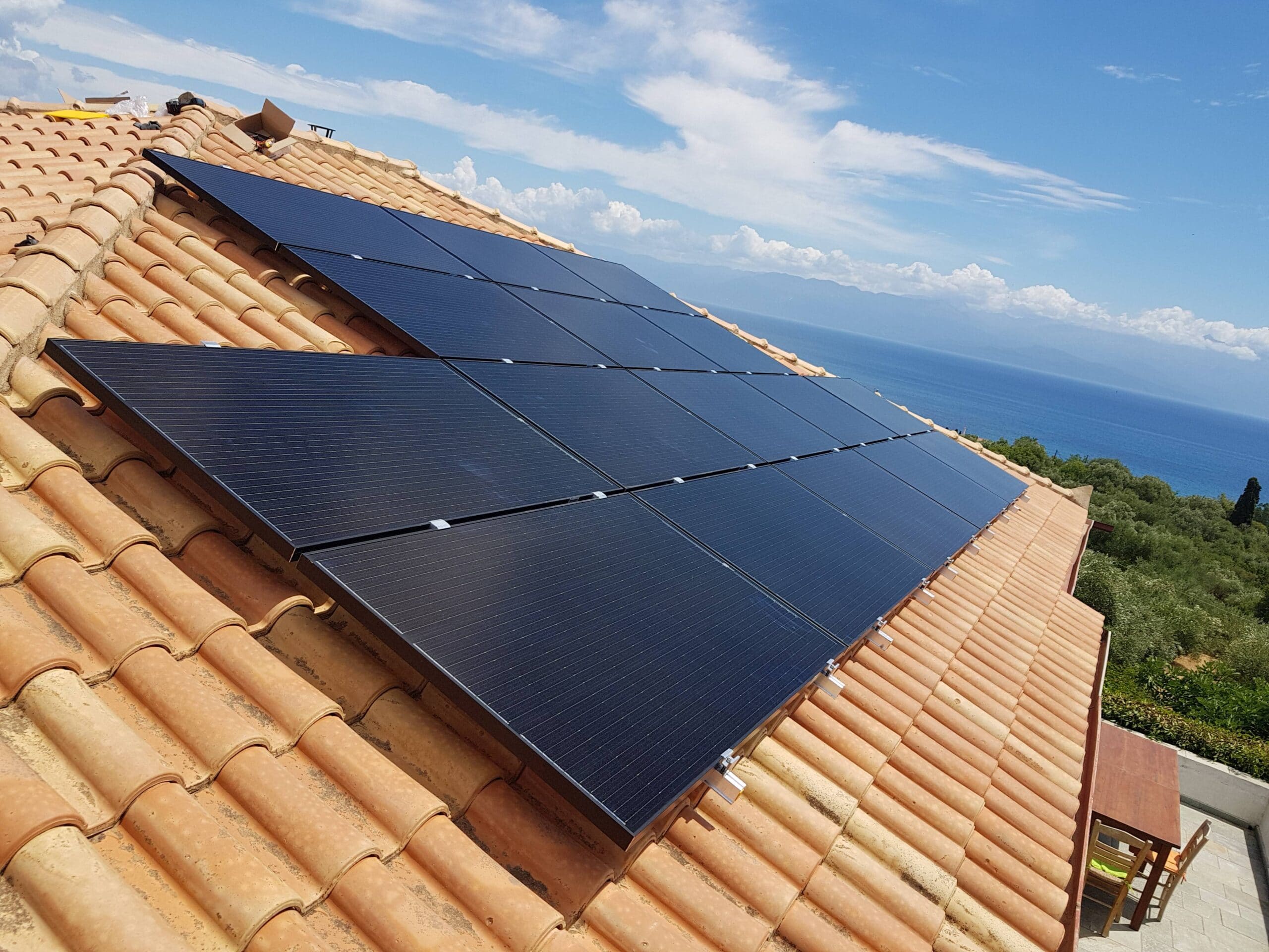 Φωτοβολταϊκά στη στέγη: Απίστευτο φιάσκο – Μόνο ένας δικαιούχος έχει λάβει την επιδότηση!