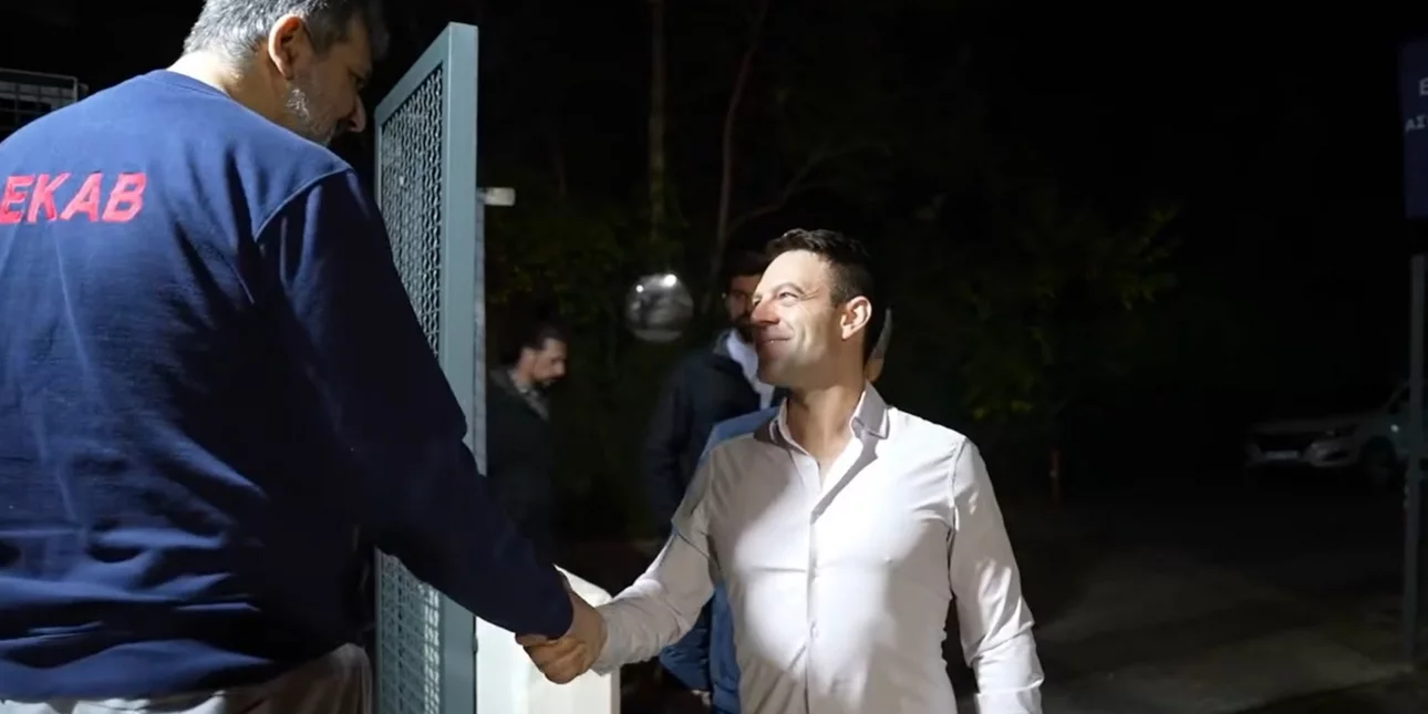 Αιφνιδιαστική επίσκεψη του Σ.Κασσελάκη το βράδυ στο ΕΚΑΒ – Μαζί του ήταν και ο Τ.Μακμπέθ (βίντεο)