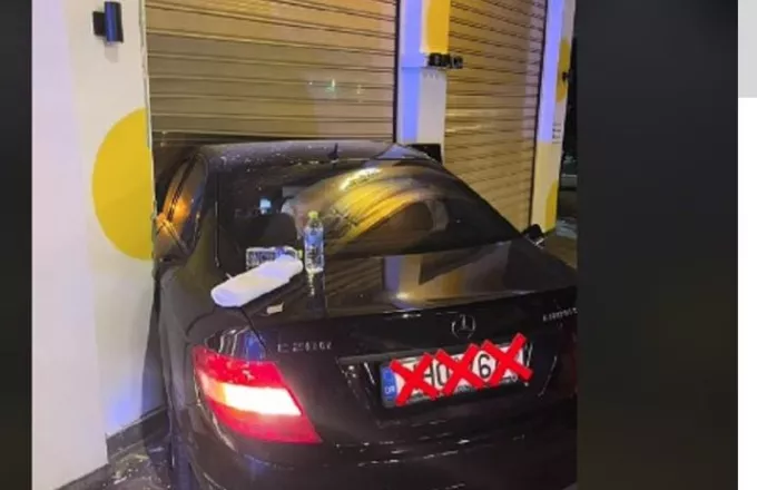 Τροχαίο ατύχημα στη Θεσσαλονίκη: Αυτοκίνητο «καρφώθηκε» μέσα σε κατάστημα (βίντεο)