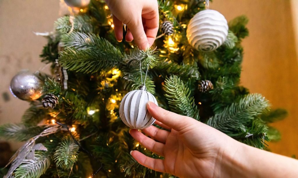 Έχετε αναρωτηθεί; – Για ποιο λόγο βάζουμε μπάλες στο χριστουγεννιάτικο δέντρο;
