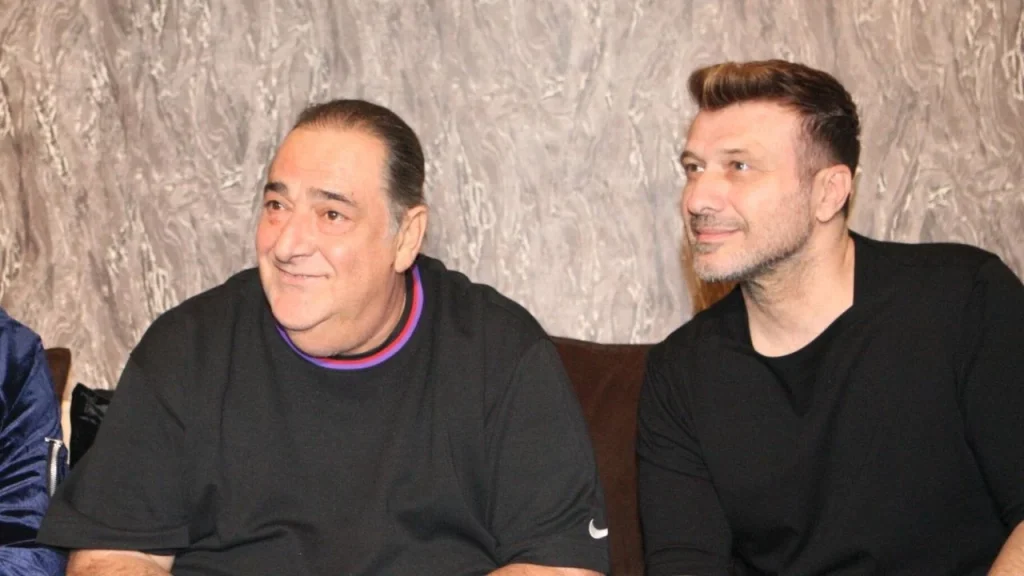 Ο Γ.Πλούταρχος «λύγισε» στη σκηνή ερμηνεύοντας Β.Καρρά – «Για πάντα στην καρδιά μας»