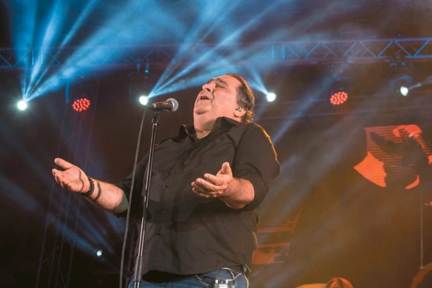 Βασίλης Καρράς: Οι μικρές και μεγάλες ιστορίες που έχτισαν το μύθο του όλες αυτές τις δεκαετίες