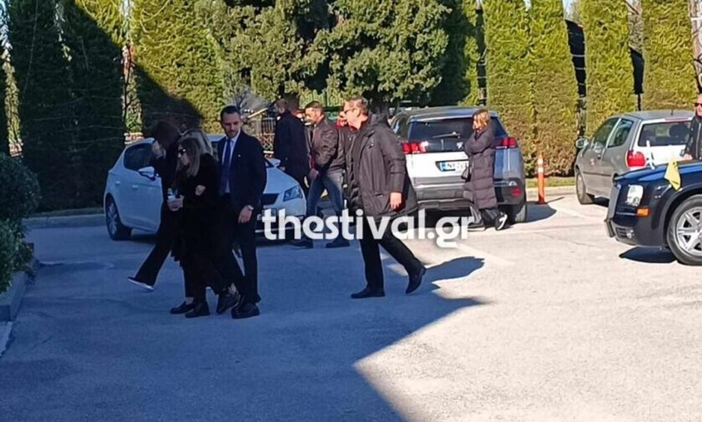 Θεσσαλονίκη: Στον οίκο τελετών η σορός του Β.Καρρά – Υποβασταζόμενες η κόρη και η σύζυγός του