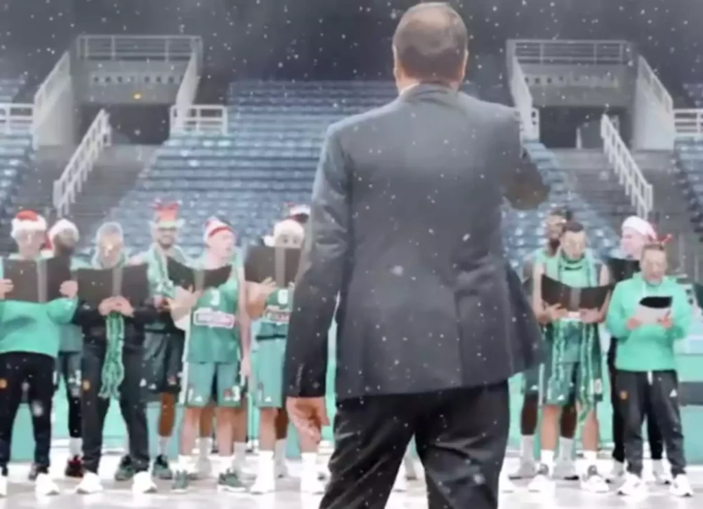 Παναθηναϊκός: Οι παίκτες ντυμένοι στα γιορτινά τραγουδούν τα κάλαντα με τον Αταμάν σε ρόλο μαέστρου