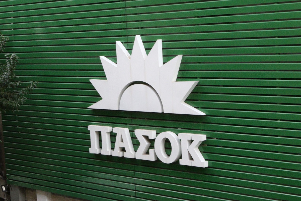 ΠΑΣΟΚ για Βασίλη Καρρά: «Η βαριά χαρακτηριστική φωνή του, που λατρεύτηκε “απ’ το Βορρά μέχρι το Νότο” θα μείνει αξέχαστη»