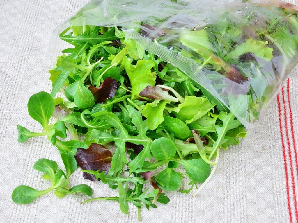 Δείτε γιατί δεν πρέπει να αγοράζετε έτοιμες συσκευασμένες σαλάτες