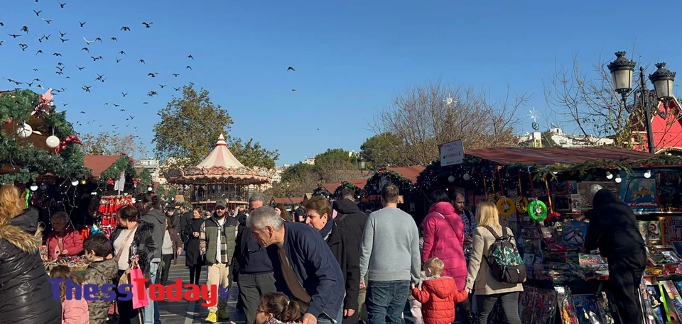 Χριστούγεννα: Ο καλός καιρός έβγαλε τον κόσμο από τα σπίτια του στη Θεσσαλονίκη (φωτο)