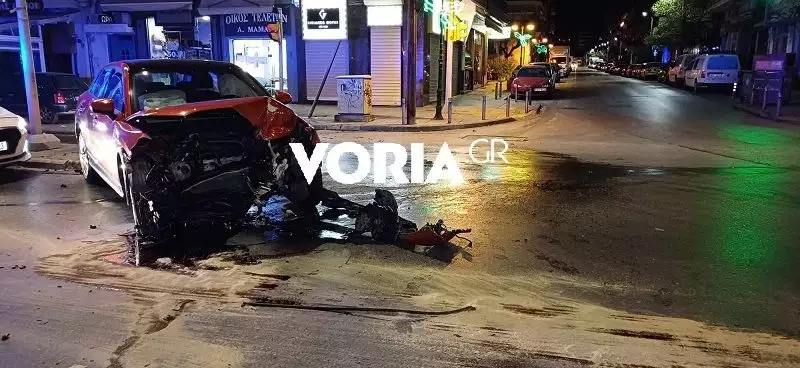 Θεσσαλονίκη: Δύο αυτοκίνητα συγκρούστηκαν στην Παπαναστασίου – Το ένα «μπούκαρε» σε μαγαζί