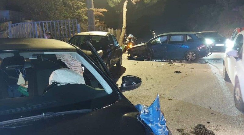 Τροχαίο ατύχημα στα Σπάτα:  Αυτοκίνητο μπήκε στο αντίθετο ρεύμα και έπεσε πάνω σε δύο ΙΧ (φώτο)