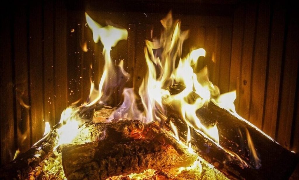 Δείτε τι δεν πρέπει να καίμε στο τζάκι και στη σόμπα – Οι απαγορευμένες ύλες