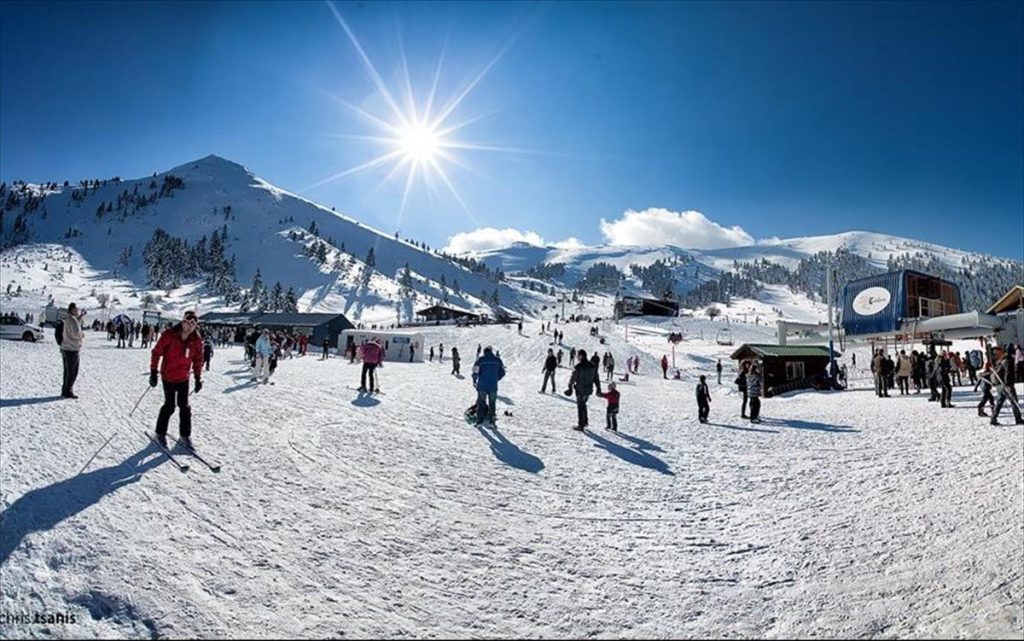 Τα τέσσερα χιονοδρομικά κέντρα της χώρας που έχουν «ντυθεί στα λευκά»