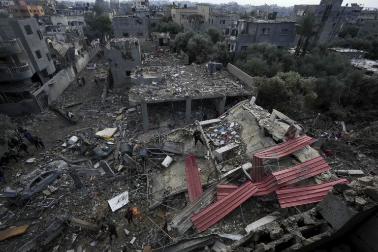 Ο ΠΟΥ κάνει λόγο για «σπαρακτικές» μαρτυρίες μετά τον βομβαρδισμό καταυλισμού προσφύγων στη Γάζα