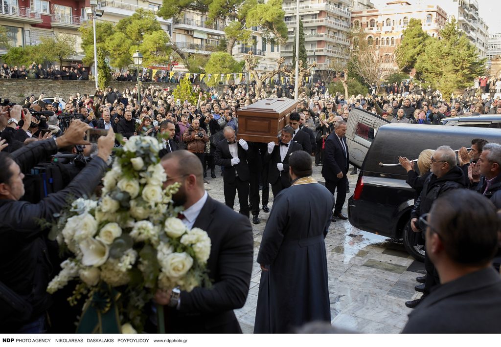 Βασίλης Καρράς: Το στεφάνι του Νότη Σφακιανάκη στην κηδεία του (φωτο)