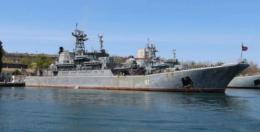 Οι Ουκρανοί έπληξαν το ρωσικό αποβατικό σκάφος «Νoβoτσερκάσκ» – Μετέφερε ιρανικά drones Shahed