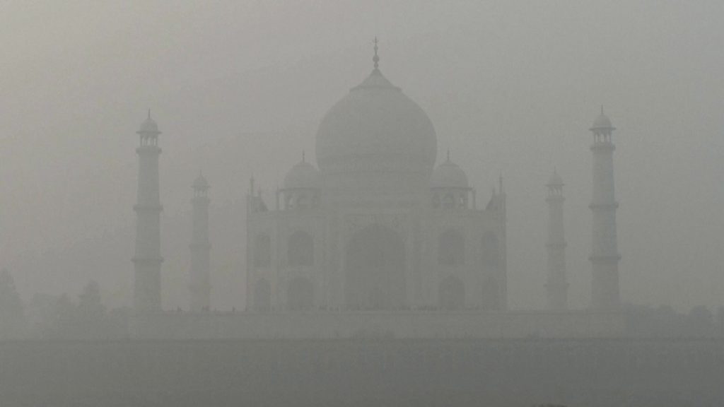 Πυκνή ομίχλη «κάλυψε» την Ινδία – Προβλήματα στις πτήσεις και τα δρομολόγια τρένων στο Νέο Δελχί (βίντεο)