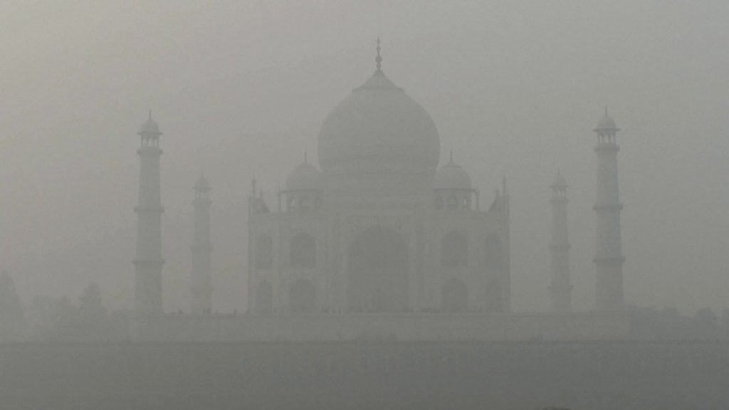Πυκνή ομίχλη «κάλυψε» την Ινδία – Προβλήματα στις πτήσεις και τα δρομολόγια τρένων στο Νέο Δελχί (βίντεο)