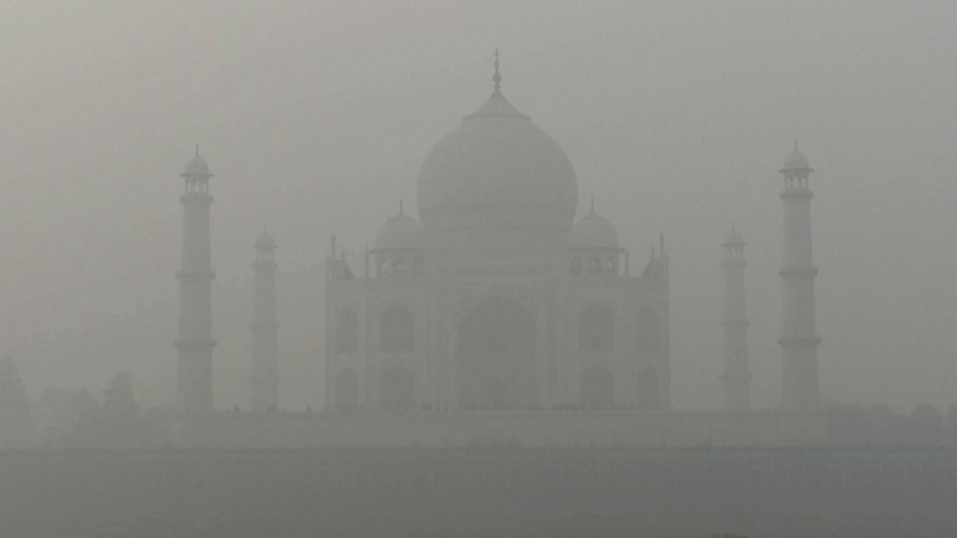 Πυκνή ομίχλη «κάλυψε» την Ινδία – Προβλήματα στις πτήσεις και τα δρομολόγια τρένων στο Νέο Δελχί (βίντεο)
