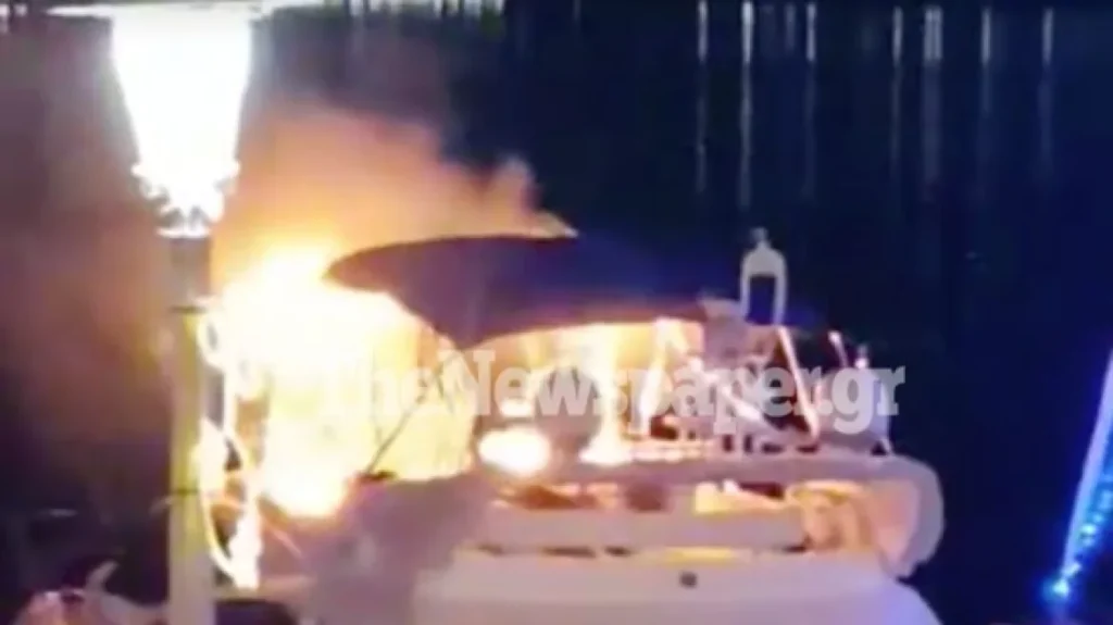 Απρόοπτο στη «Γιορτή των Φαναριών» στον Βόλο – Κάποια έπεσαν σε σκάφος το οποίο πήρε φωτιά
