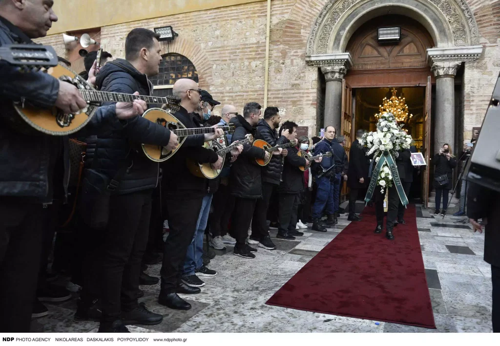 Κηδεία Β.Καρρά: Ξέσπασε σε κλάματα η σύζυγός του – To «Νύχτα Ξελογιάστρα» και το «Δεν πάω πουθενά» έπαιξε η ορχήστρα