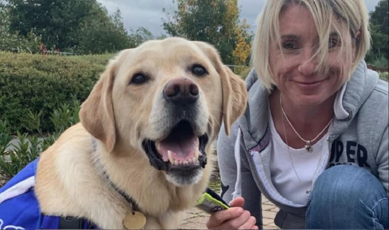 Βρετανία: Σκύλος βοηθά ανθρώπους με επιληψία να ειδοποιηθούν για κρίσεις