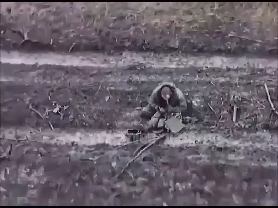 Παροιμιώδη η ψυχραιμία Ρώσου στρατιώτη που δέχεται θραύσμα βλήματος πυροβολικού: Αφαιρεί το γιλέκο και ανάβει τσιγάρο (βίντεο)