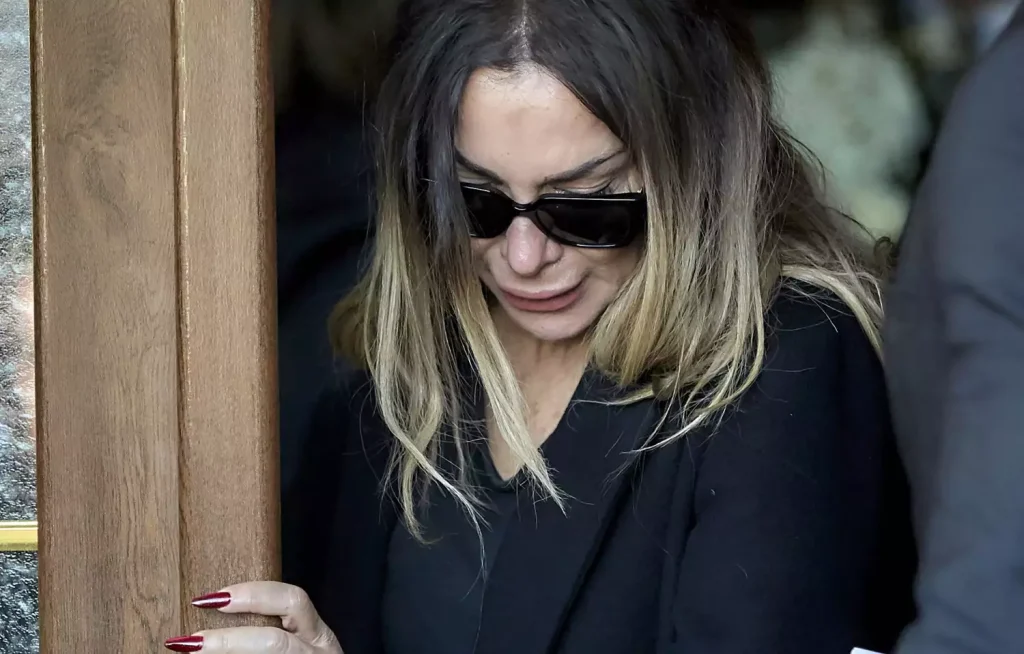 Δ.Βανδή: Καταρρακωμένη στην κηδεία του Β.Καρρά (φώτο)