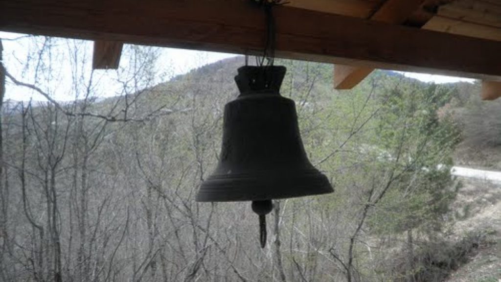 Αχαΐα: Ιερόσυλοι αφαίρεσαν δύο καμπάνες αξίας 1.500 ευρώ από ξωκλήσι στη Βαλμαντούρα