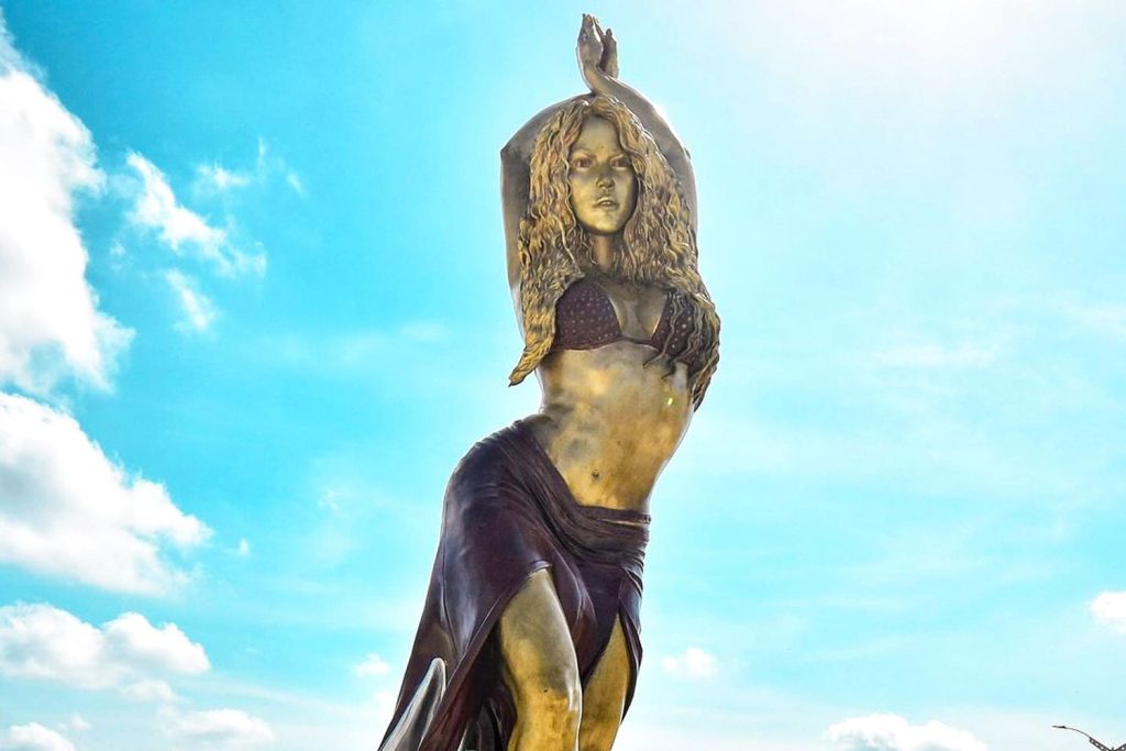 Κολομβία: Η Σακίρα έγινε… άγαλμα 6 μέτρων στη Μπαρρανκίγια (φώτο-βίντεο)