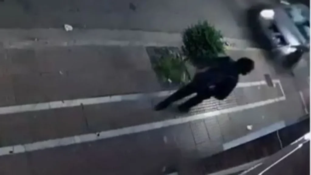 Τροχαίο στους Αγίους Αναργύρους: Αυτοκίνητο παρέσυρε πεζό και τον εκτόξευσε σε τζαμαρία καταστήματος