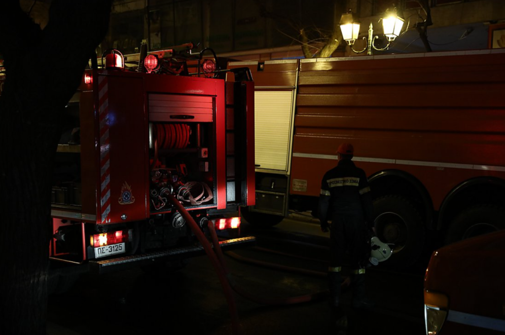 Φωτιά ξέσπασε σε διαμέρισμα στο Παλαιό Φάληρο – Με το ΕΚΑΒ αποχώρησαν οι ένοικοι