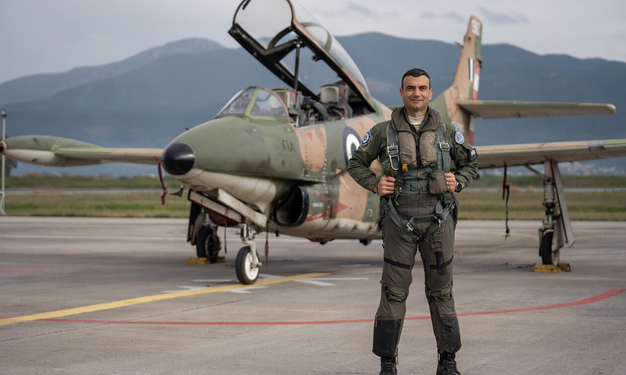 Συντριβή αεροσκάφους στην Καλαμάτα – Πατέρας επισμηναγού: «”Έφυγε” με την μεγάλη του αγάπη, έτσι όπως ήθελε, να πετάει»